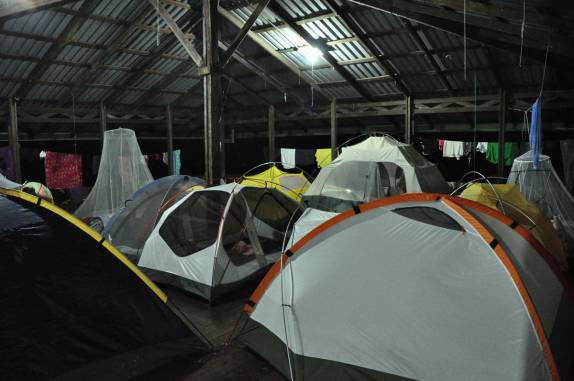 AS várias barracas no lodge Sirena, no Parque Nacional Corcovado, na Península de Osa, no sul da Costa Rica. A nossa é a primeira da direita, em primeiro plano
